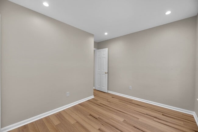 Building Photo - 2042 E Fayette St