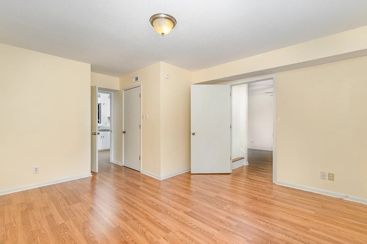 Building Photo - Room in Duplex on Spring St