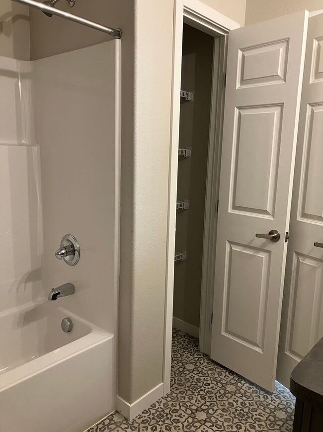 Building Photo - 4 Bed 3 Bath Single Family Home