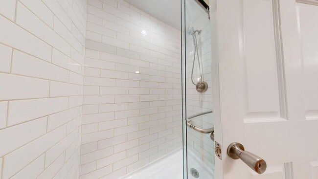 Building Photo - 5 BEDROOMS + 2 FULL BATHROOMS + 5 FREE OFF...