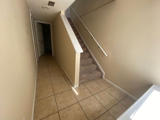 Building Photo - Beautiful 3 Bedroom 2 Bath Townhome Close to the Mountains!!