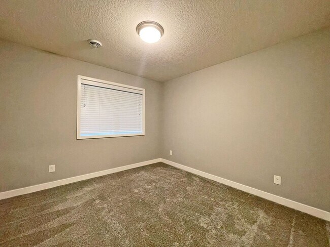Building Photo - Sparkling, SPACIOUS Like-New Home with 3 B...