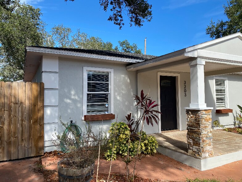 Building Photo - 3203 W Hartnett Ave