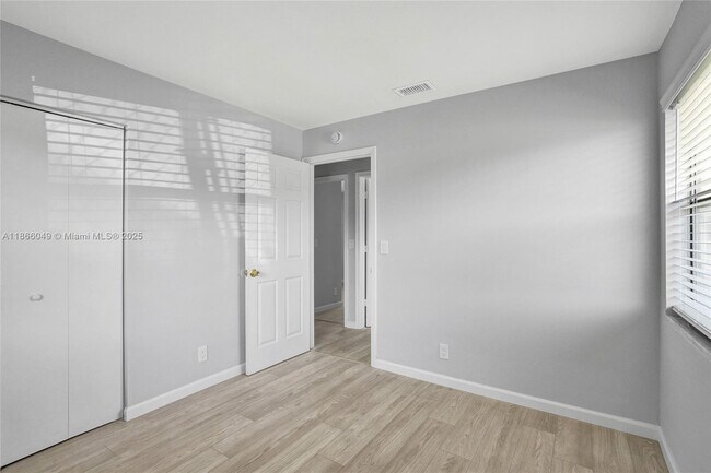 Building Photo - 1200 W 31st St