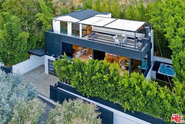 Building Photo - 2164 Sunset Plaza Dr