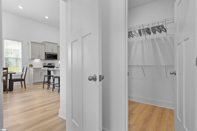 Building Photo - Wonderful Short-Term Furnished Townhome Cl...