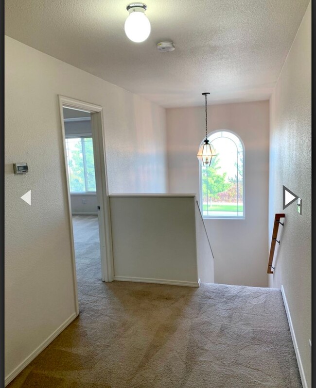 Building Photo - MOVE IN SPECIAL!! 2 Bedroom, 2.5 bath town...