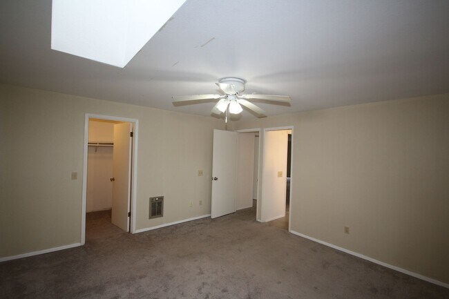 Building Photo - Spacious 3 bedroom, 2 bath home in Northea...