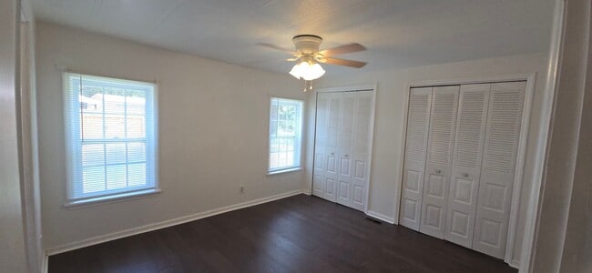 Building Photo - 2 bed 2 baths with large screened patio
