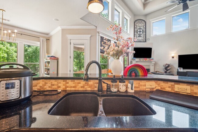 Building Photo - Stunning 5 bedroom 4.5 bath in Stonebrooke Glenn