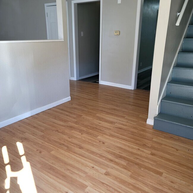 Building Photo - Newly listed and renovated 4 bed 2 bathroom house!