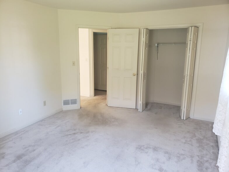 Building Photo - 10 Brookline Ct