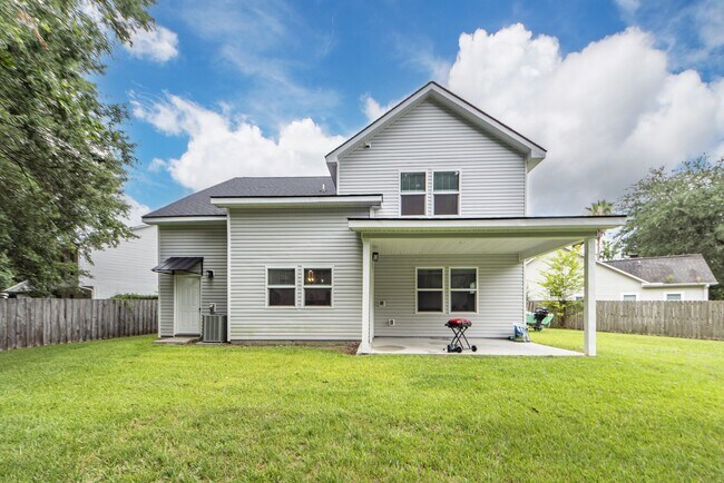 Building Photo - 4 Bedroom 3 Bath Home in Windsor Hill - North Charleston