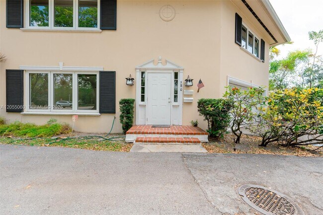 Building Photo - 580 University Dr