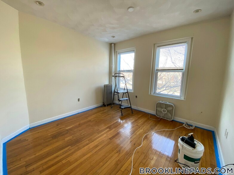 Building Photo - 352 Riverway