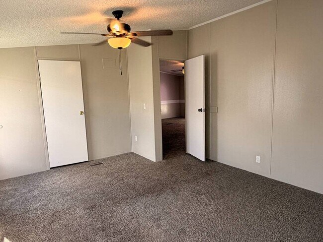Building Photo - 2112 Colonial Dr