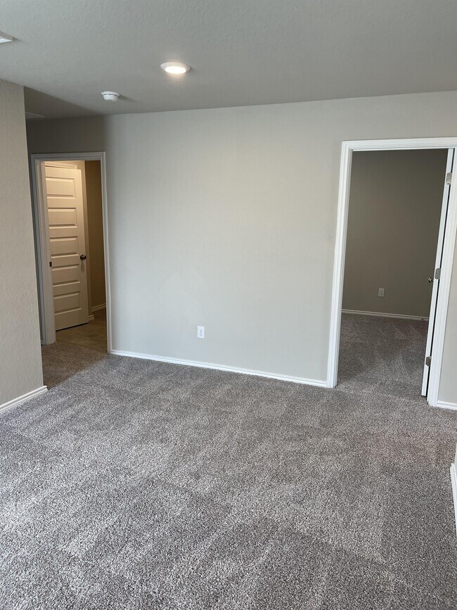 Building Photo - 2532 Ayers Dr