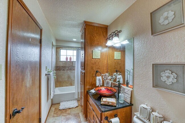 Building Photo - 603 Sunray