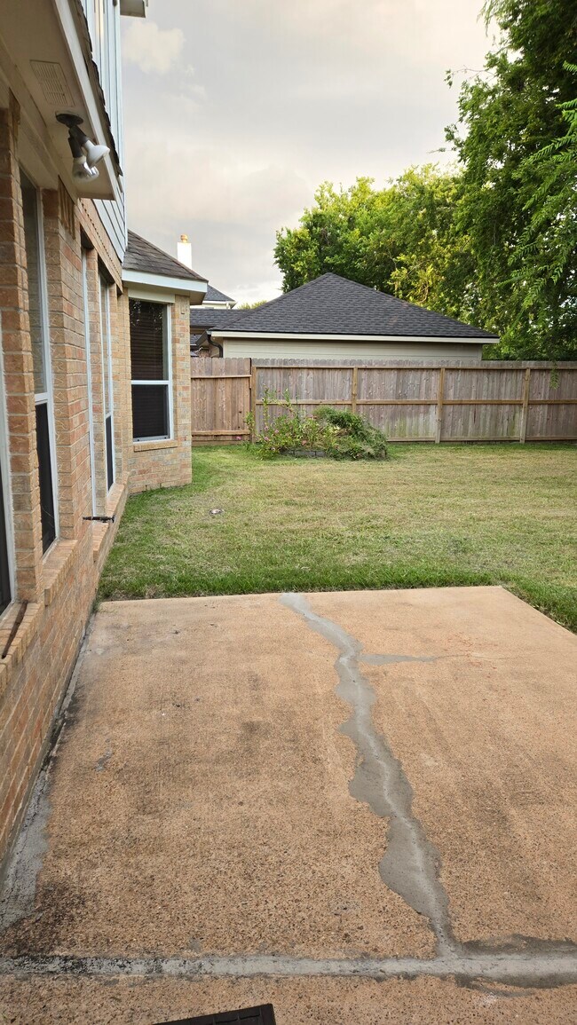Building Photo - 2126 Blue Water Bay Dr