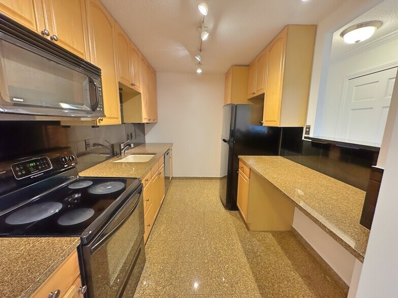 Building Photo - 60 Longwood Ave