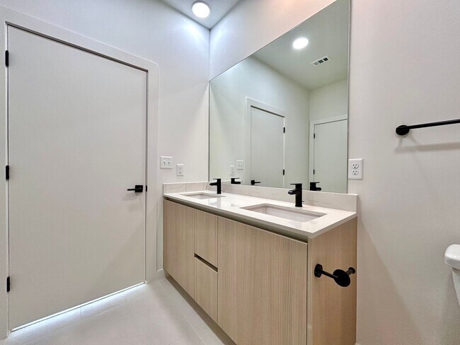 Building Photo - Bright & Spacious 1 Bedroom, 1 Bathroom with Resort-Style Amenities