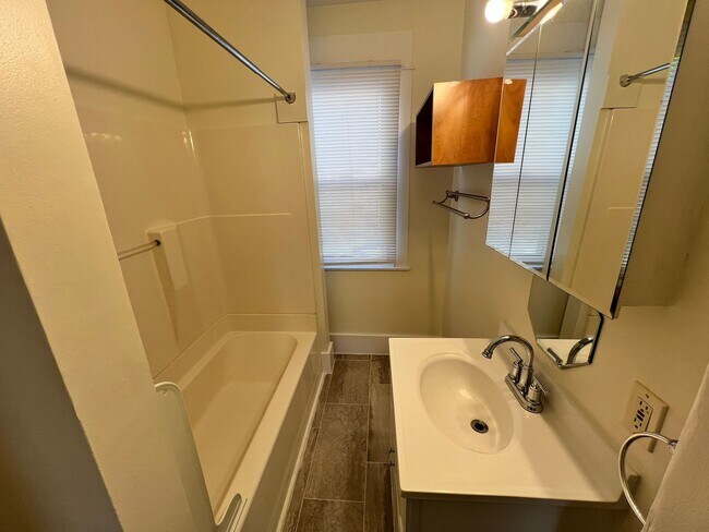 Building Photo - 25-27 Maple St