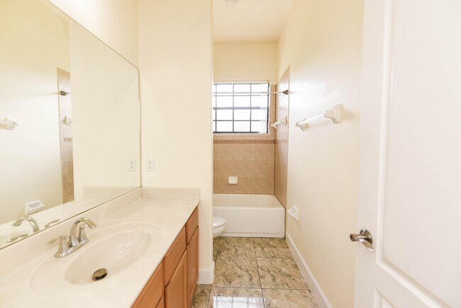 Building Photo - 4068 Gardenwood Cir