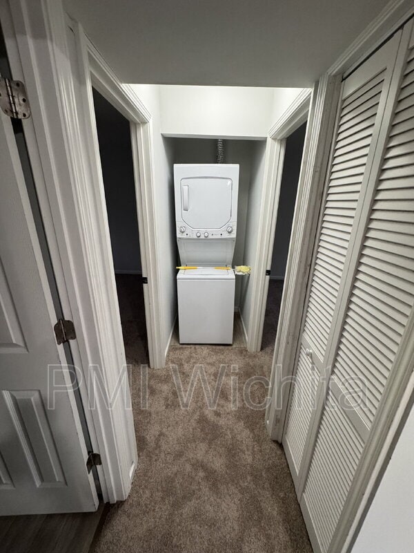 Building Photo - 422 W Mahoney Dr