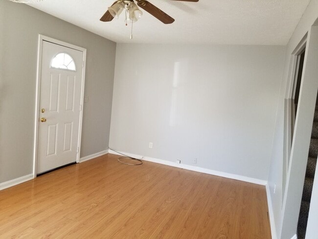 Building Photo - 2 bedroom, 1 bathroom town house located in the heart of Fern Creek