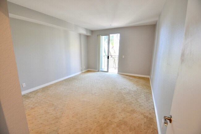 Building Photo - Spacious Bankers Hill 2/2 Condo! Walk to B...