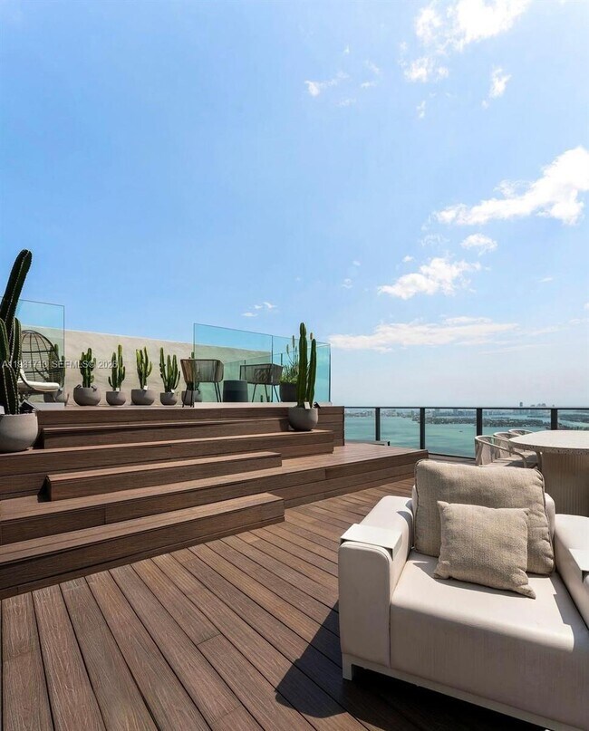 Building Photo - 650 NE 32nd St