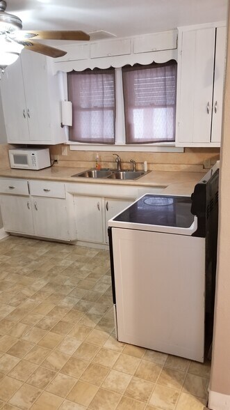 Building Photo - 705 E 10th St