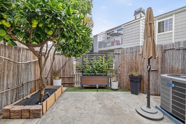 Building Photo - Spacious 3-Bedroom Townhome in Orangethorp...