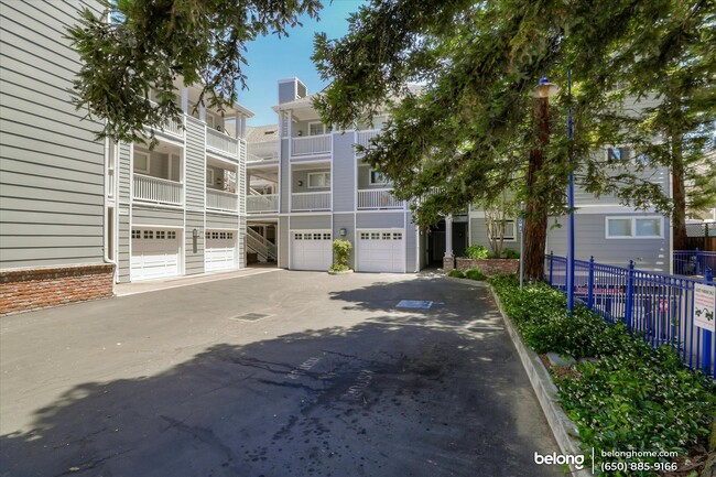 Building Photo - 905 Sunrose Ter