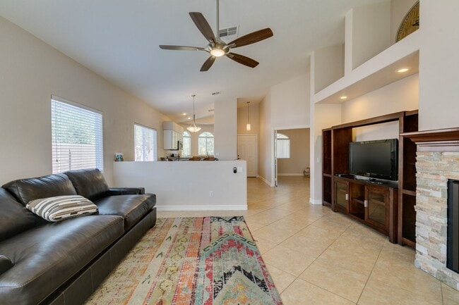 Building Photo - IMMACULATE & IMMEDIATE OCCUPANCY 3BEDROOM GREEN VALLEY BEAUTY!