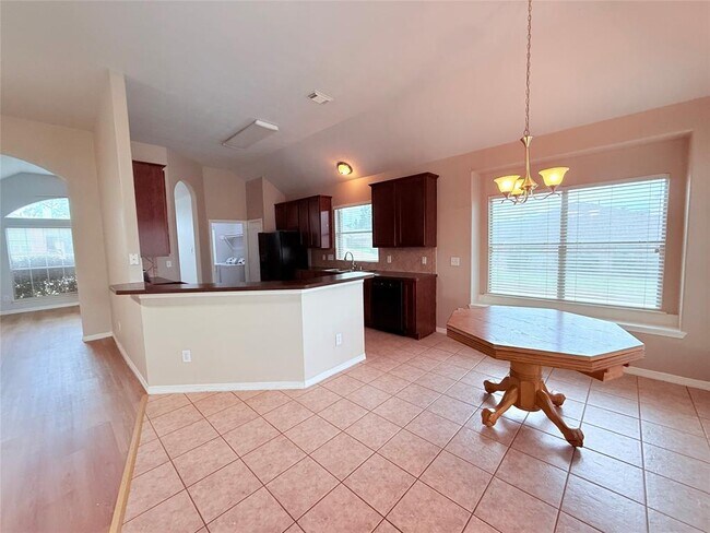 Building Photo - 2212 Highland Crossing Dr