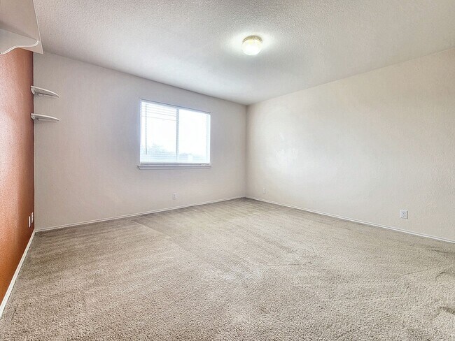 Building Photo - Charming 3/BR 2.5/BA Home with Bright Inte...