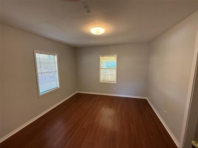 Building Photo - 1304 Cometa St