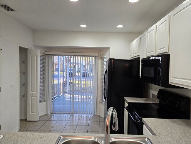 Building Photo - 2 bedroom 2.5 bath townhome