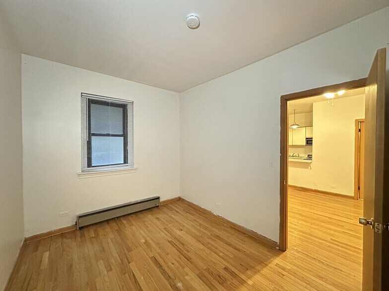 Building Photo - 634 W Barry Ave