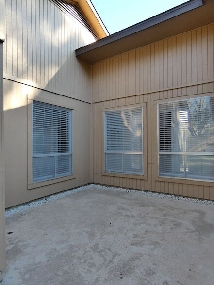 Building Photo - 604 Golfview Dr