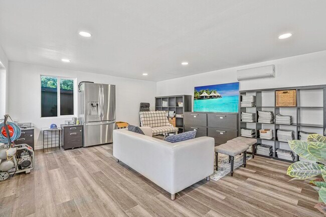 Building Photo - 5305 La Crescenta Rd