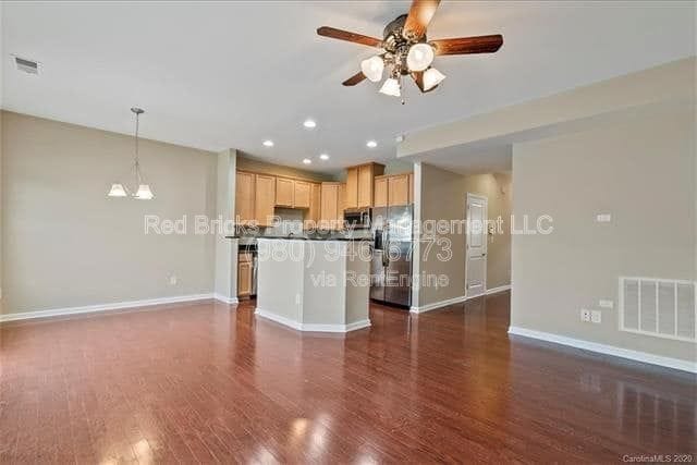 Building Photo - 2420 Silverthorn Dr