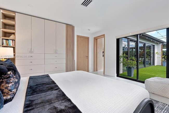 Building Photo - 4000 N Circle Dr