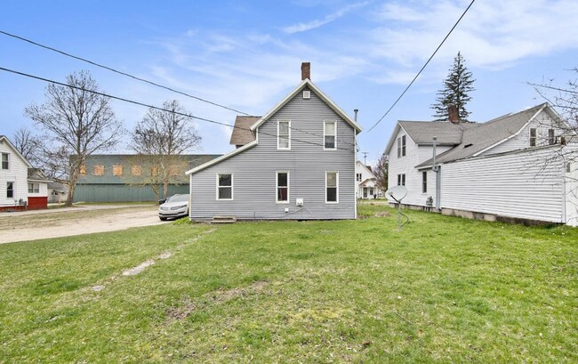 Building Photo - Selling - River Street