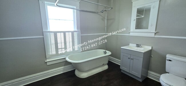 Building Photo - 922 Winslow Ave