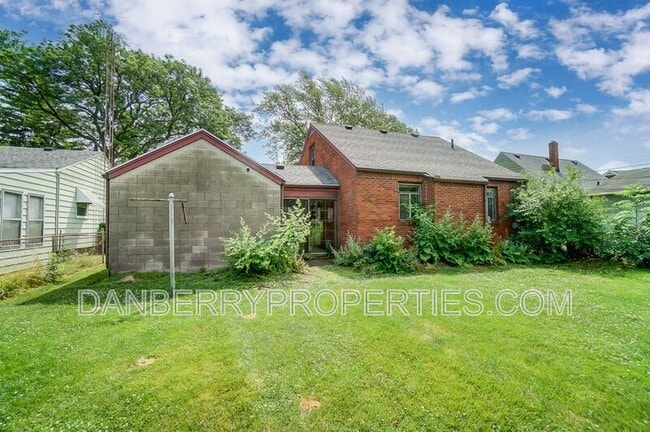 Building Photo - 347 Darrow Ave