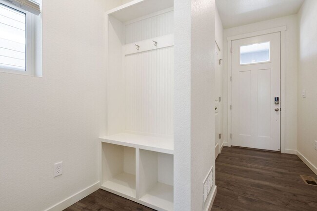 Building Photo - 3 bedroom, 2 1/2 bath home in Tailholt!