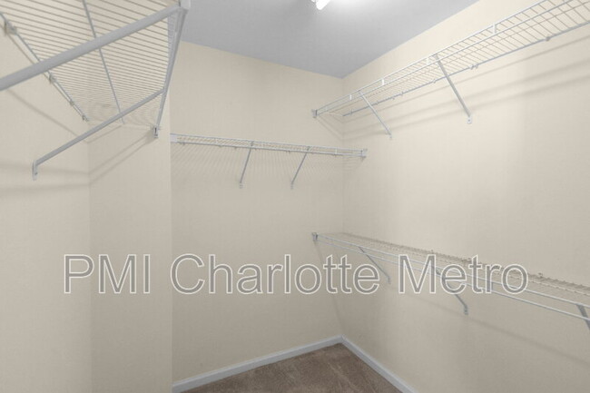 Building Photo - 10484 Alexander Martin Ave