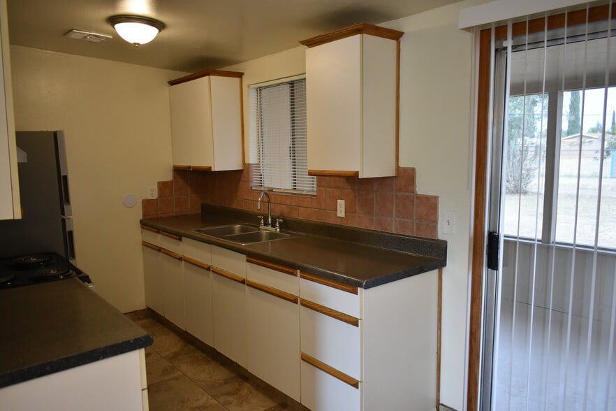 Building Photo - 3645 E 32nd St